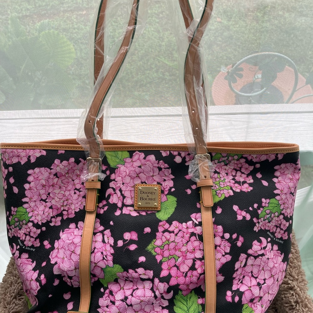 Dooney & Bourke coated cotton east-west shopper pink/black hydrangeas, NWT